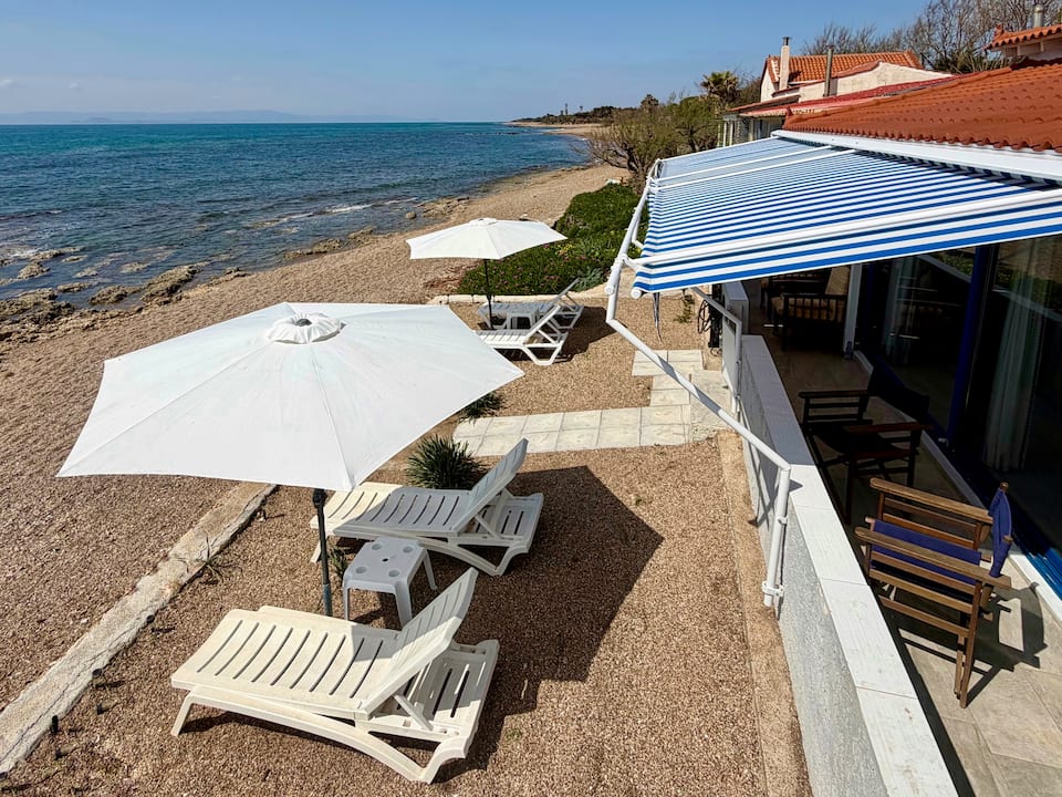 Casa Glyfa, a beach house on the waves, Vartholomio, Peloponnese, Greece, photo 8 of 10