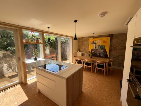 Top Airbnb: The Pink House - beautiful direct sea views in Manston