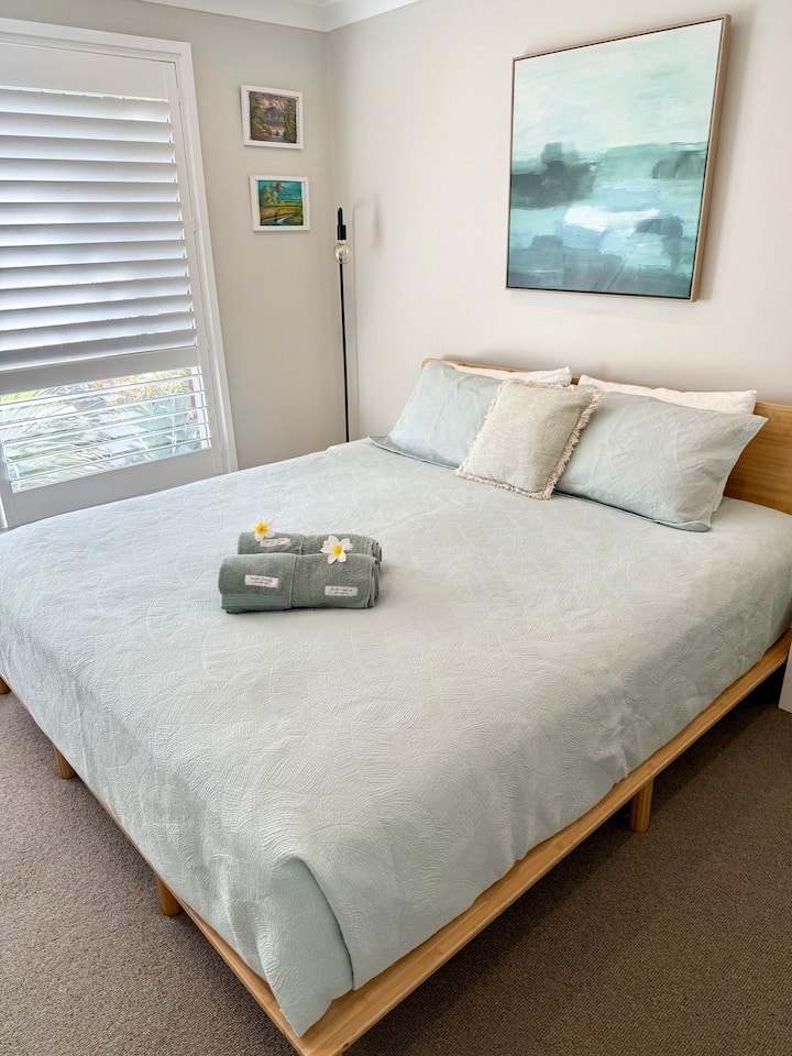 Bračni krevet (180x200)
Ugrađeni ormar 
Osigurani su ručnici za plažu i dodatni ručnici za tijelo
Prostirka za jogu
Suncobran
Rekordi i gramofon
Bluetooth zvučnik 
Igre