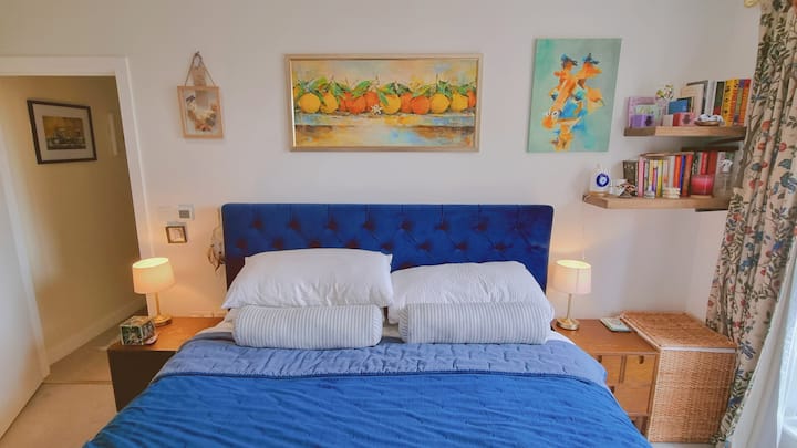 เตียงขนาดซูเปอร์คิงไซส์พร้อมท็อปเปอร์ที่นอนนุ่มสบาย