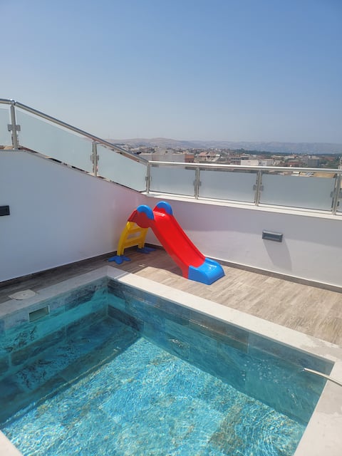 2 bedrooms with pool and sea view