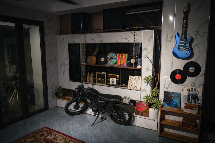 Sunlit Vintage Home: Music, Cozy & Stylish - Hanoi