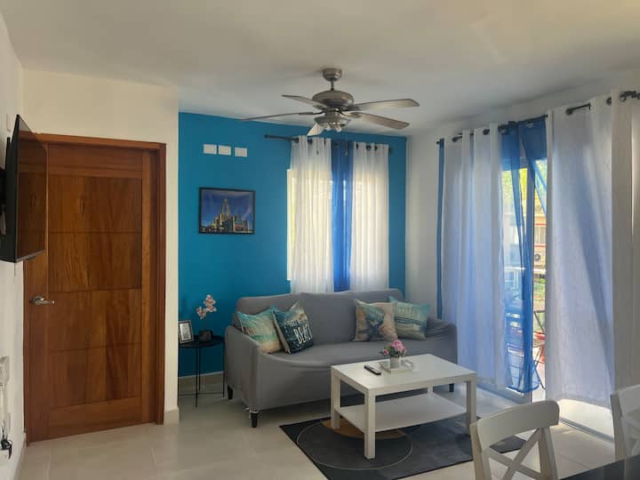Ambiente cálido y funcional, sofá amplio, decoración cuidada y rincón perfecto para disfrutar del atardecer.
