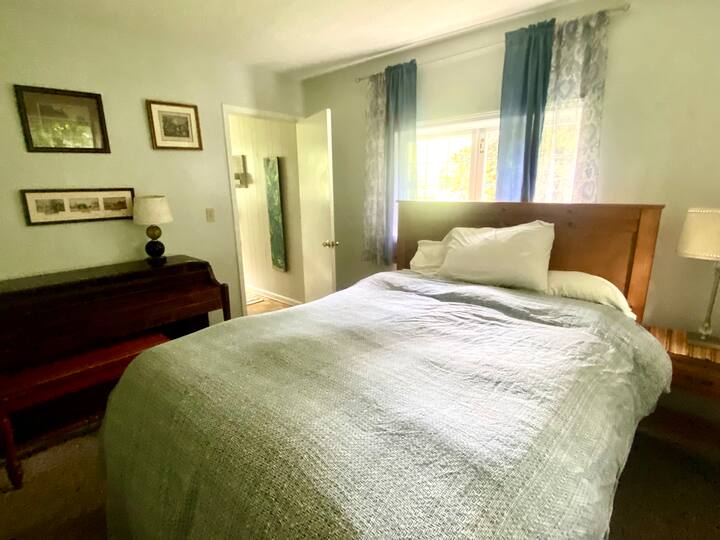 Este es el primer dormitorio a la derecha al entrar en la casa.