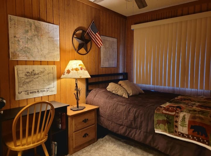 Chambre avec bureau.