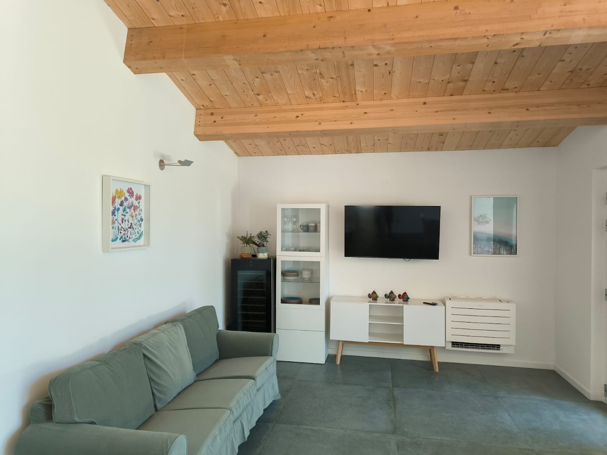 Მისაღები ოთახი ტბის ხედით დივნით 

#lakeview #surroundedbynature #silence #relax #nature #tastefulfurniture