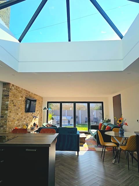 Successful Airbnb property: Bright Modern Holiday Villa with Parking in Manston