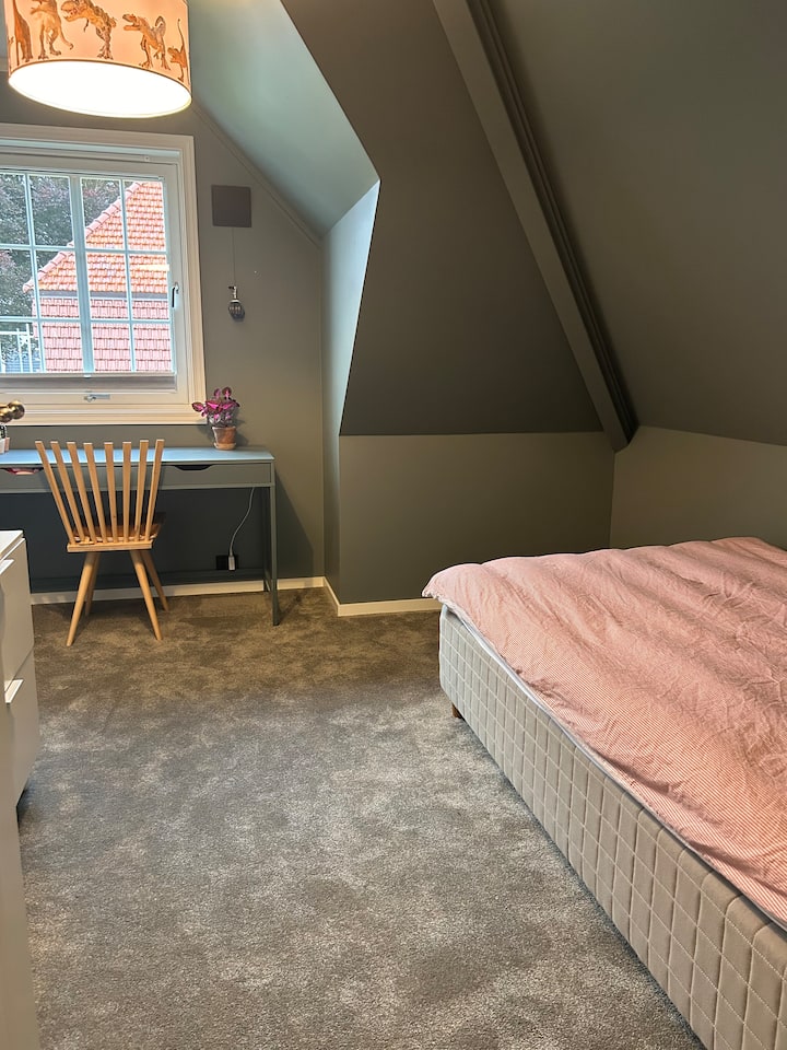 Საწოლი 140x200-ზე მეტი სამუშაო სივრცე