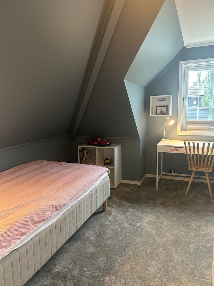 Საწოლი 140x200-ზე მეტი სამუშაო სივრცე