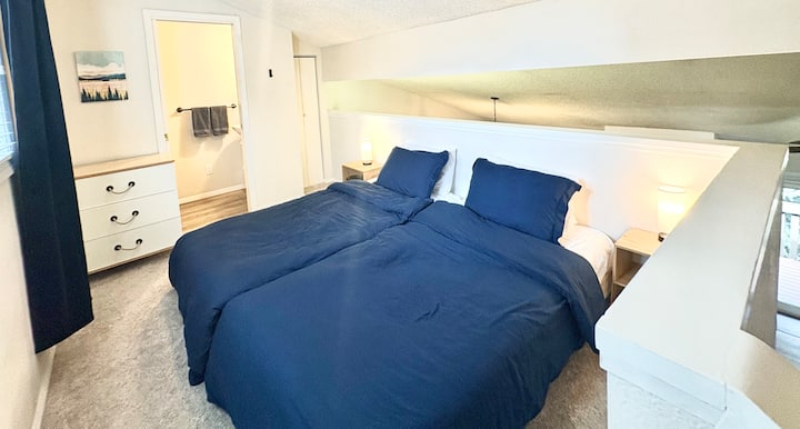 Rozdelená manželská posteľ King/dve samostatné postele s vlastnou kúpeľňou s umývadlom