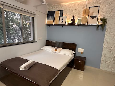 Tiara: Cozy Room in Koregaon Park| WiFi SmartTv AC