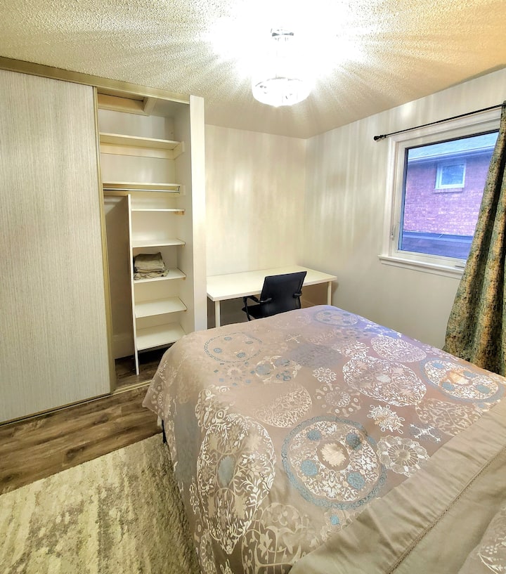 בכל חדר שינה יש עמדת עבודה.  חדר שינה 2