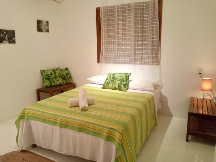 Kitanda 1 cha kawaida cha watu wawili 
na bafu 1 la kipekee la chumba cha 3.