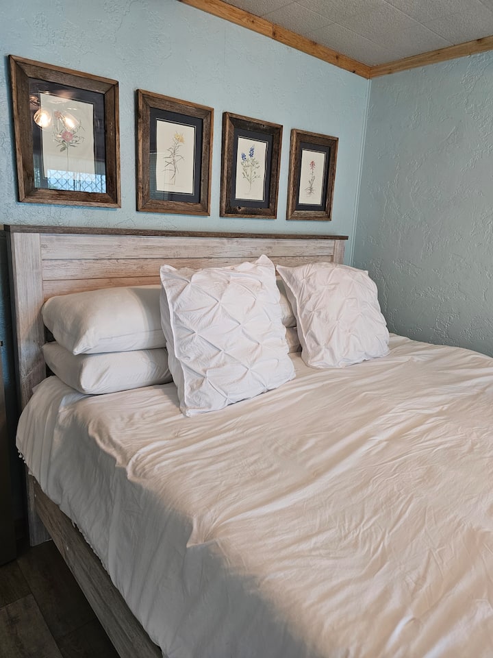 หมายเหตุ: เตียงคิงไซส์ใช้พื้นที่ห้องนอนส่วนใหญ่และไม่มีโต๊ะข้างเตียง 