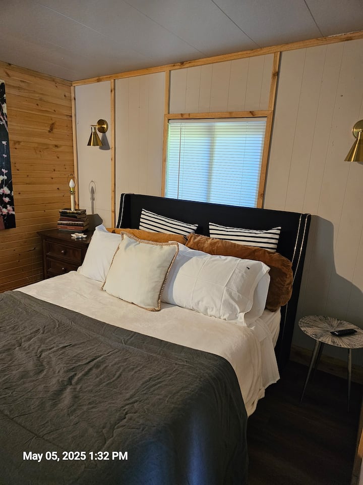 The Primary má teraz nočné stolíky so zásuvkami. POZNÁMKA:  Spálňa je malá.