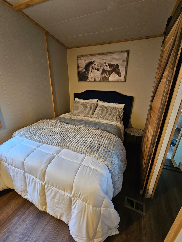 Ako môžete vidieť na fotke, spálňa je malá.  Posteľ je plnohodnotná… nie priestor na každej strane postele. 