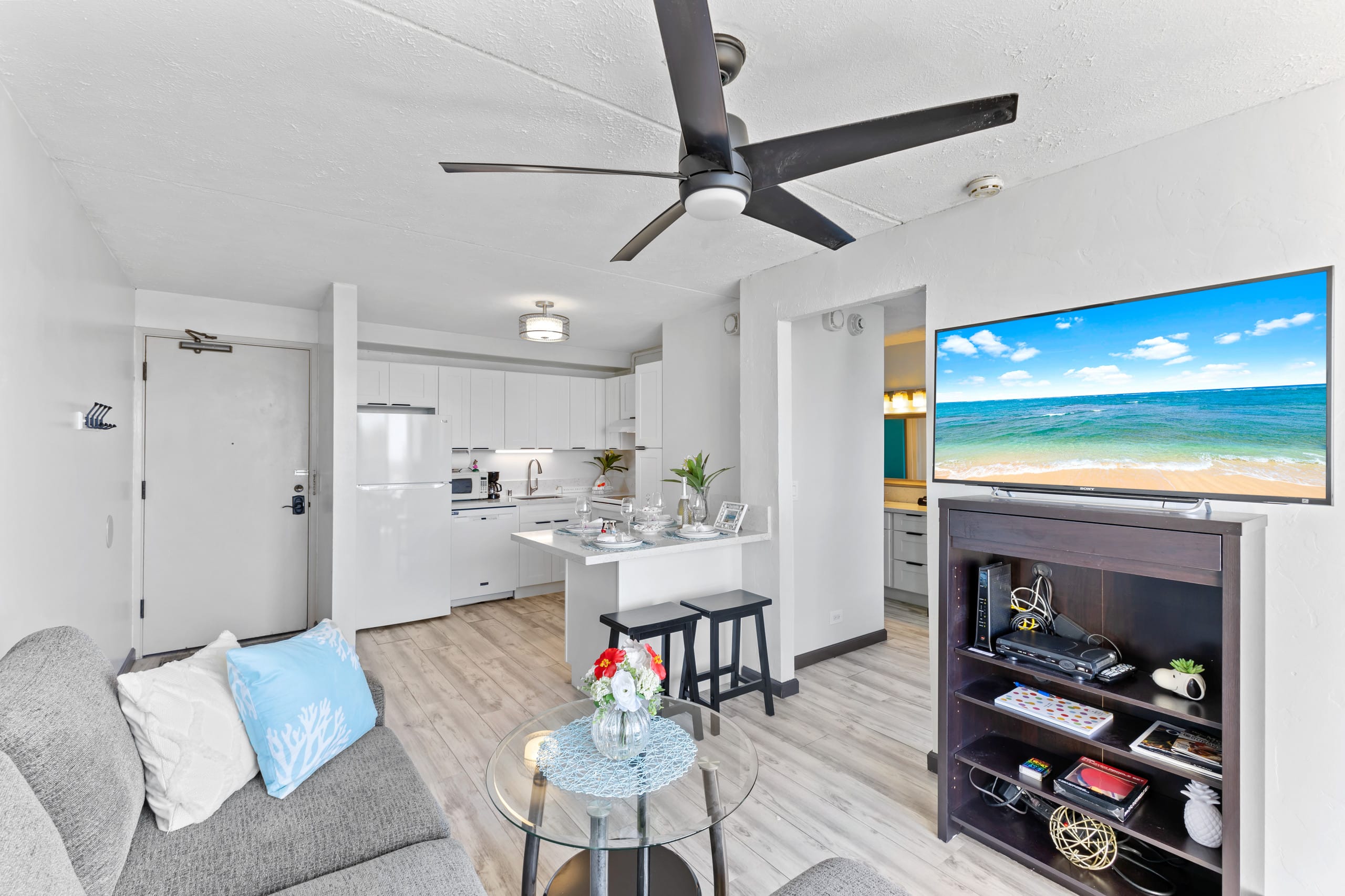 1 bd Ocean View Assigned Parking King bed Pool Gym - Image 10