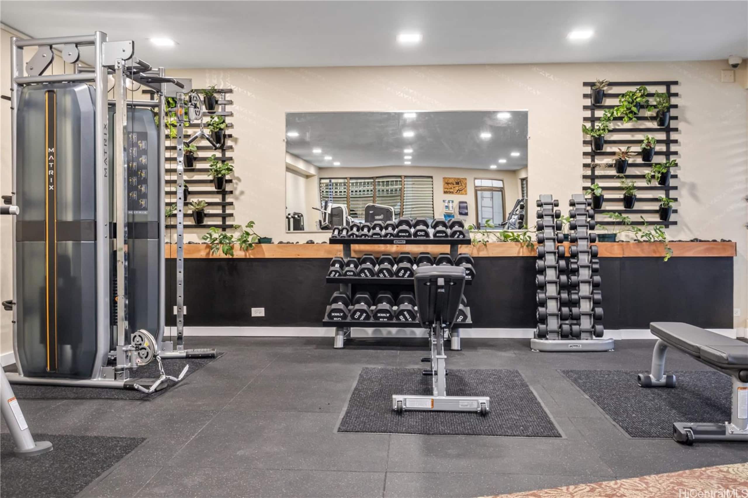 1 bd Ocean View Assigned Parking King bed Pool Gym - Image 16