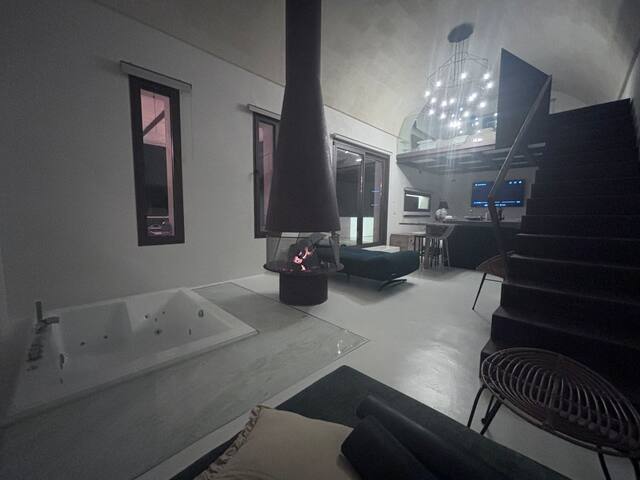 Aeneas Villa Pool & Jacuzzi gallery image 4