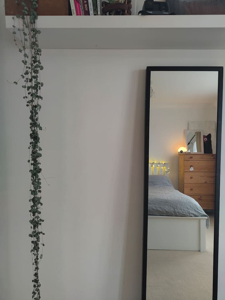 Dhomë e madhe dopio me dy dritare të drejtuara nga jugu.
Dyshek me shkumë memorie Emma 
Ora e alarmit Lumie sunrise
Pasqyrë me gjatësi të plotë 