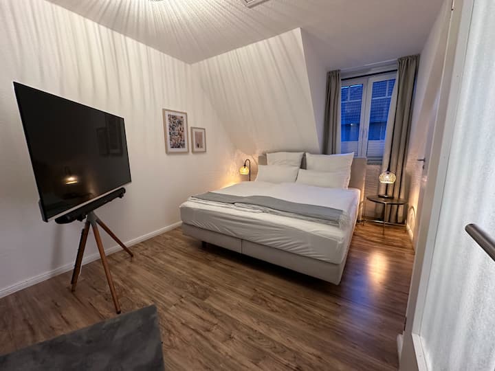 Chumba kikubwa cha kulala kilicho na kitanda cha ukubwa wa kifalme, 55" Smart TV na upau wa sauti kwenye ghorofa ya 2.