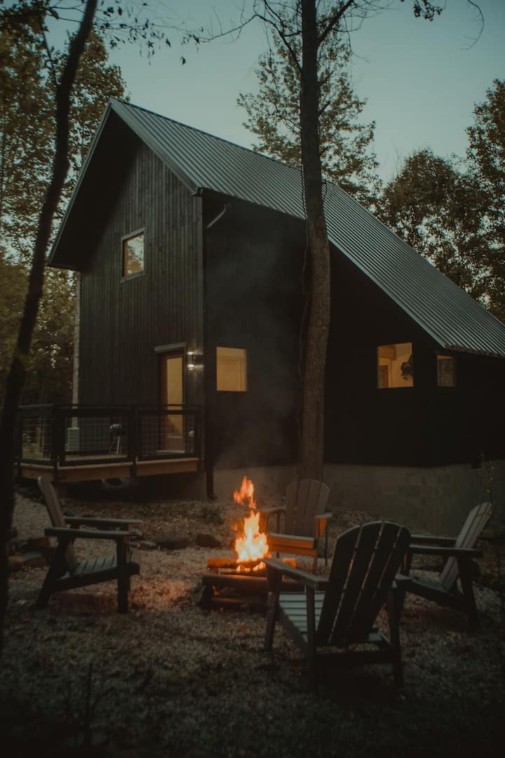 The Still House - Secluded Couples Cabin in RRG
