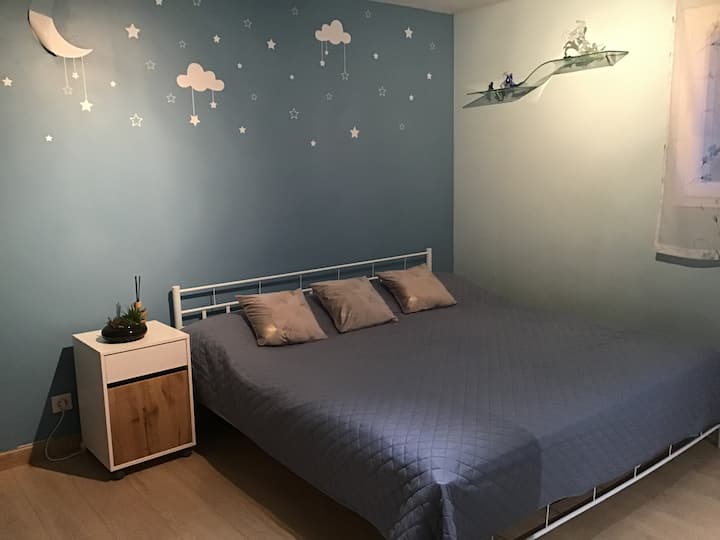 Spálňa 2 má manželskú posteľ veľkosti King a posteľ na podlahe, ktorá sa nachádza pod posteľou.