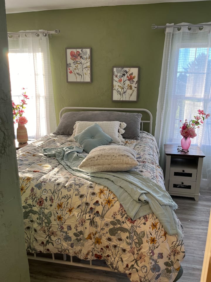 Голяма спалня с пълноразмерно легло и разтегателен диван.  Скрин и килер