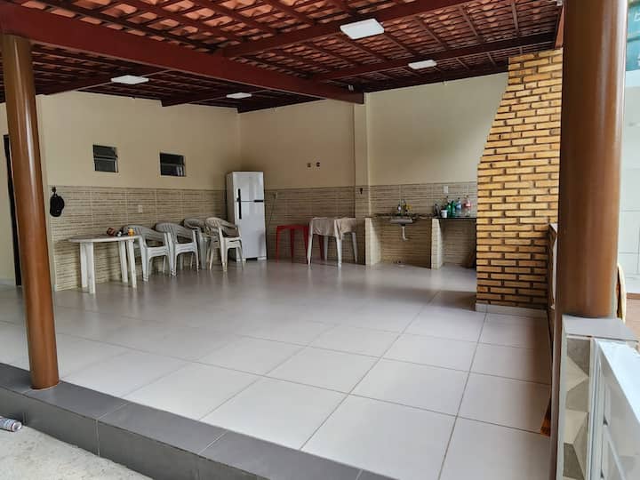 Espace de loisirs au bord de la piscine