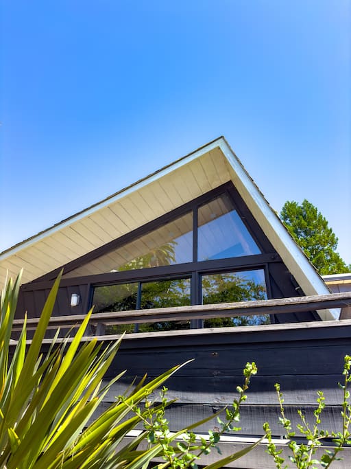 Urban Cabin w/Beautiful Bay View 3 br 2 bath
