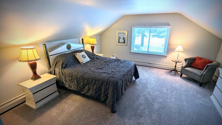 Hlavná spálňa s manželskou posteľou, televízorom, komodami, šatníkom, pripojenou obývacou izbou, voľnou izbou, ktorá môže byť použitá ako šatňa / kancelária alebo škôlka, a kúpeľňa s veľkou kachľovou sprchou.