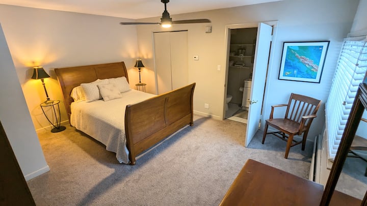 Spálňa King James s manželskou posteľou Queen a vlastnou kúpeľňou so sprchovacím kútom, komodou, knižnicou a šatníkom. Izba sa pripája k kancelárii/ knižnici. 