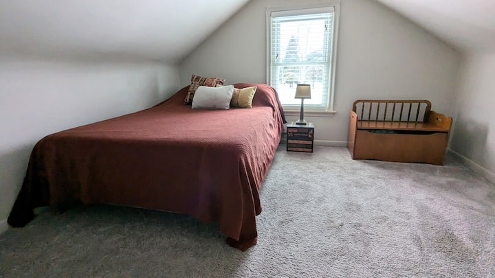 Spálňa 3 má manželskú posteľ, komodu a posteľnú bielizeň a nachádza sa v časti „Druhé poschodie“.  Otvára sa do obývacej izby a polovičnej kúpeľne spoločnej so spálňou 4.