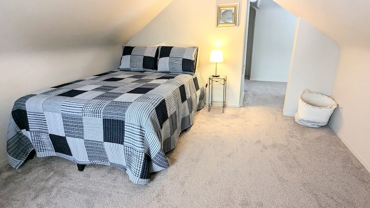 Spálňa 4 má manželskú posteľ a komodu.  Otvára sa do obývacej izby oproti kúpeľni s umývadlom. Spálňa 3 je takmer rovnaká a priamo na druhej strane chodby. Tieto 4 izby tvoria „druhé poschodie“.