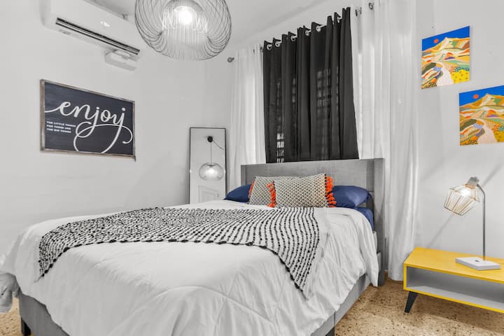 נעים ונוח, בחדר הזה יש מיטת קווין סייז מפוארת אידיאלית לשהייה רגועה. ליהנות ממזגן קריר, מושלם אחרי יום של סיור, מקום מזמין לזוגות או למטיילים יחידים שמחפשים מנוחה.

