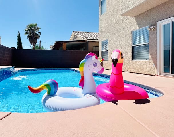 10 min to Strip •Beautiful Oasis w Pool•5BR 6BEDS