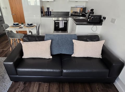 Top Airbnb: Neat and Stylish Studio on the Mersey in Central