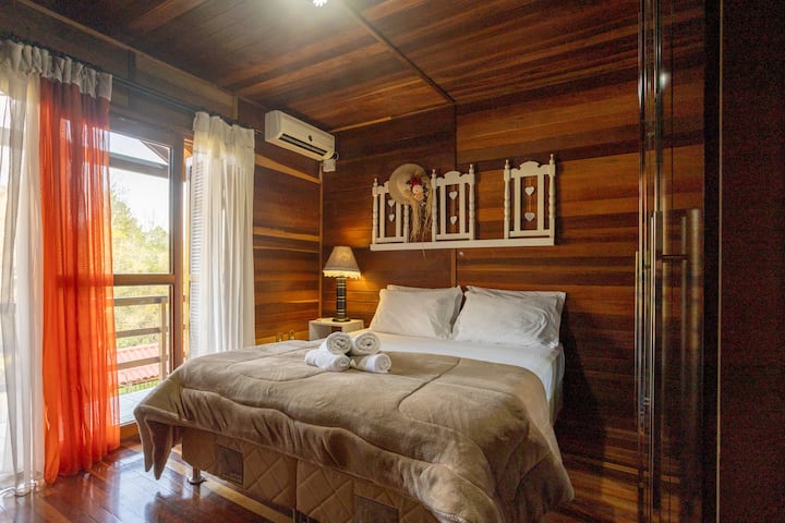 საძინებელი, რომელშიც არის 152×203 სმ ზომის საწოლი ვიბრაციული მასაჟით, ტანსაცმლის შესანახი ადგილი და კონდიციონერი.