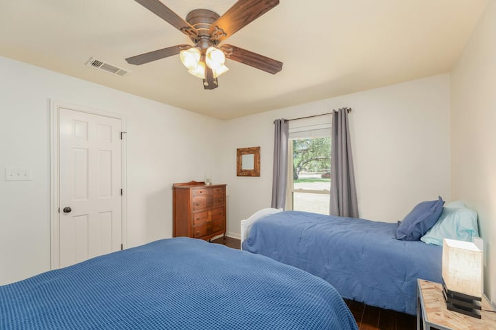 Брачна спална соба со дополнителен брачен кревет (широк 150-179 см). 