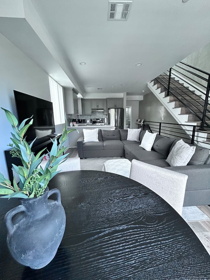 Heart Of Hollywood Gem + 2 Car Parking - Los Angeles, CA