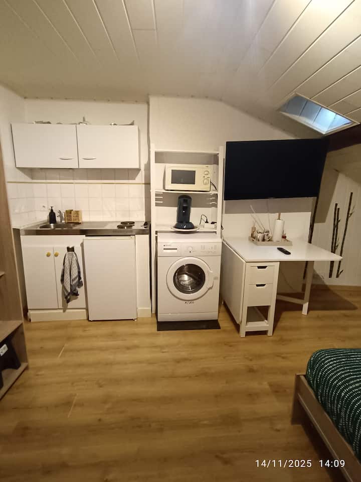 6) Studio Mansardé  / Centre Ville Arrivée Max 22h - Châlons-en-Champagne