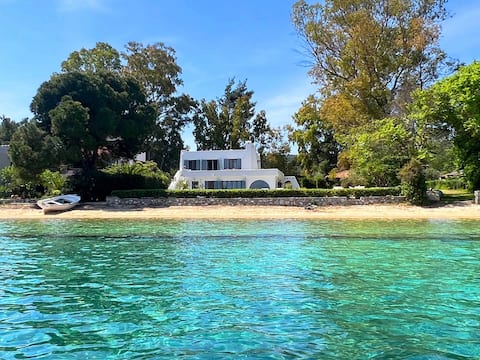 Azure Bianca Beach Villa
Paradise by the sea