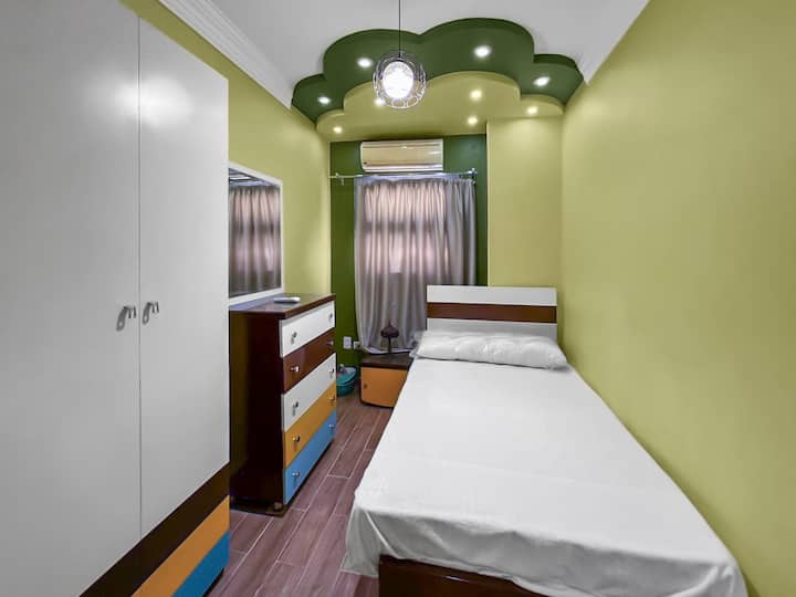 ห้องพักมีเตียงเดี่ยวผ้าปูที่นอนใหม่ผ้าห่มช่างทำผมและเครื่องปรับอากาศเพื่อเพิ่มความสะดวกสบาย