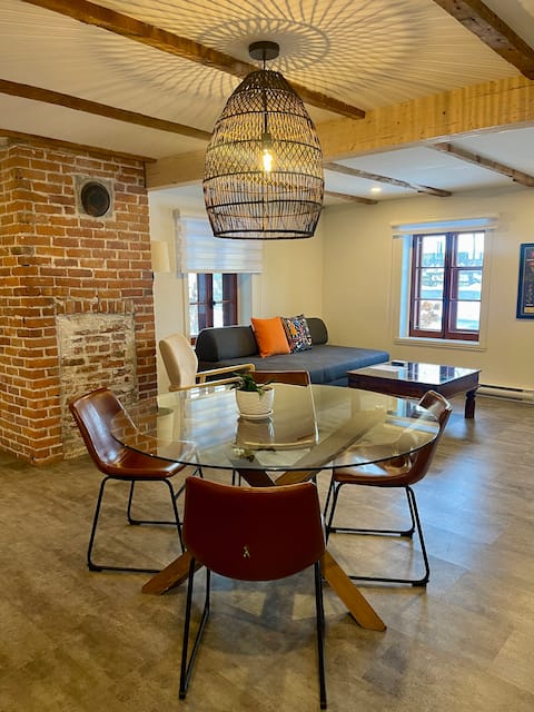 Popular Airbnb listing: \Kezako Apartment/ Large loft-style apartment in Lévis