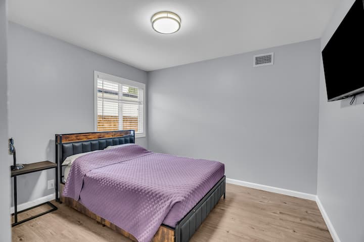 חדר נוח עם מקום בארון והכנה לסטרימינג.