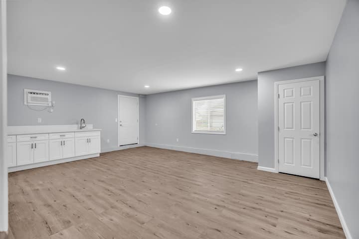 חדר אורחים מינימליסטי עם כניסה פרטית ואור טבעי