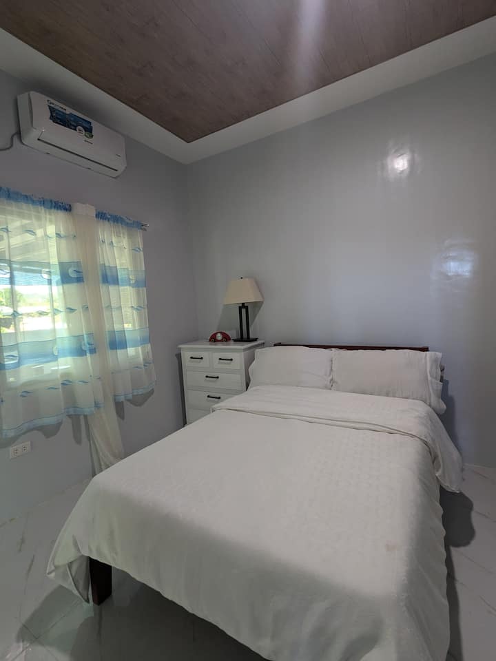 غرفة نوم رئيسية مع حمام كامل 