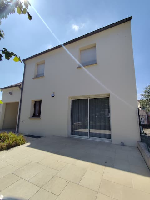 Spacious and new house •3 bedrooms•Close to the station