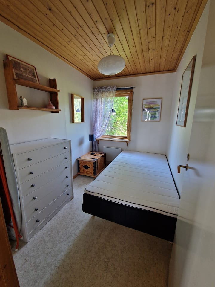 ლილის ოთახი
საწოლი 105 სმ და დიდი კომოდი. 