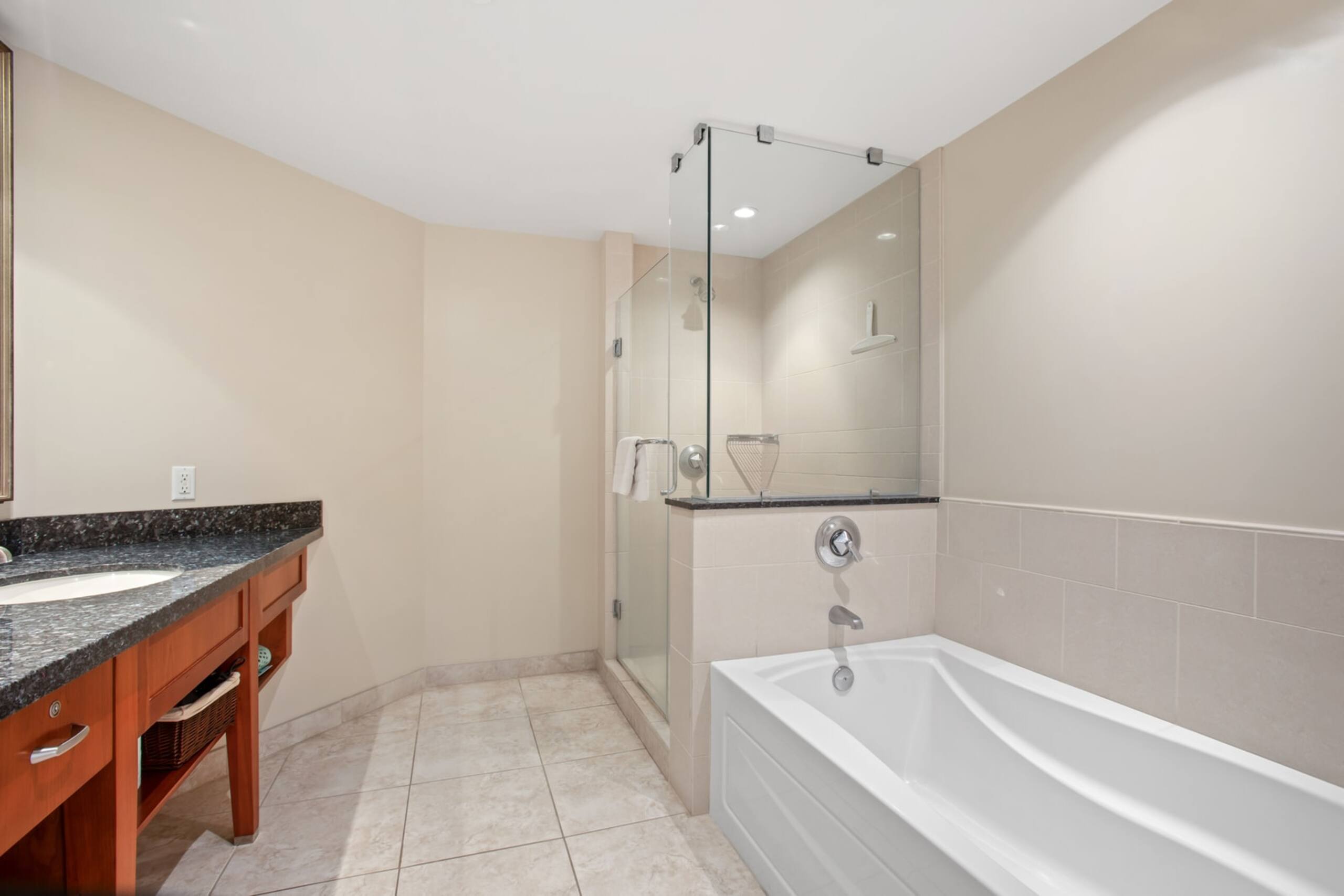 Condo in Lahaina · ★5.0 · 1 bedroom · 2 beds · 1 bath - Image 22